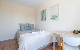 Host Wise - Fantastic Contemporary Flat W Balcony